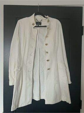 Melanie Lyne White Single-Breasted Trench Coat with Gold Buttons